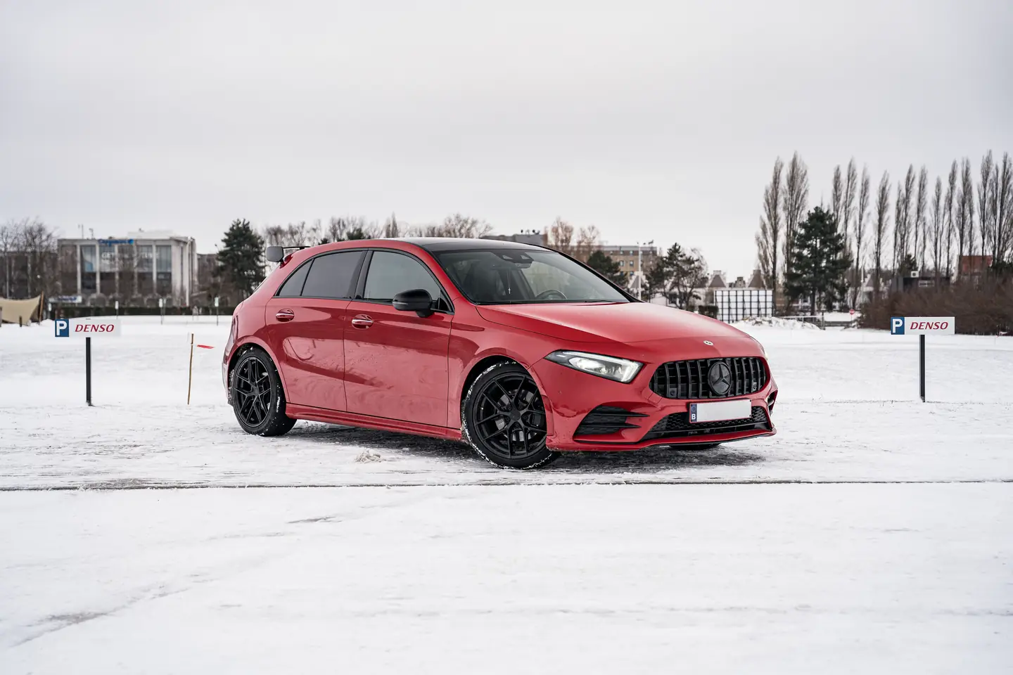 Mercedes-AMG A 45 S reprise par FASTAUTO.BE, photographiée sur un terrain enneigé en Belgique.